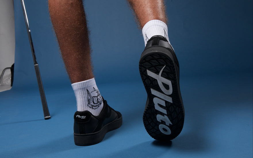 Do pro golfers wear spikeless golf shoes?